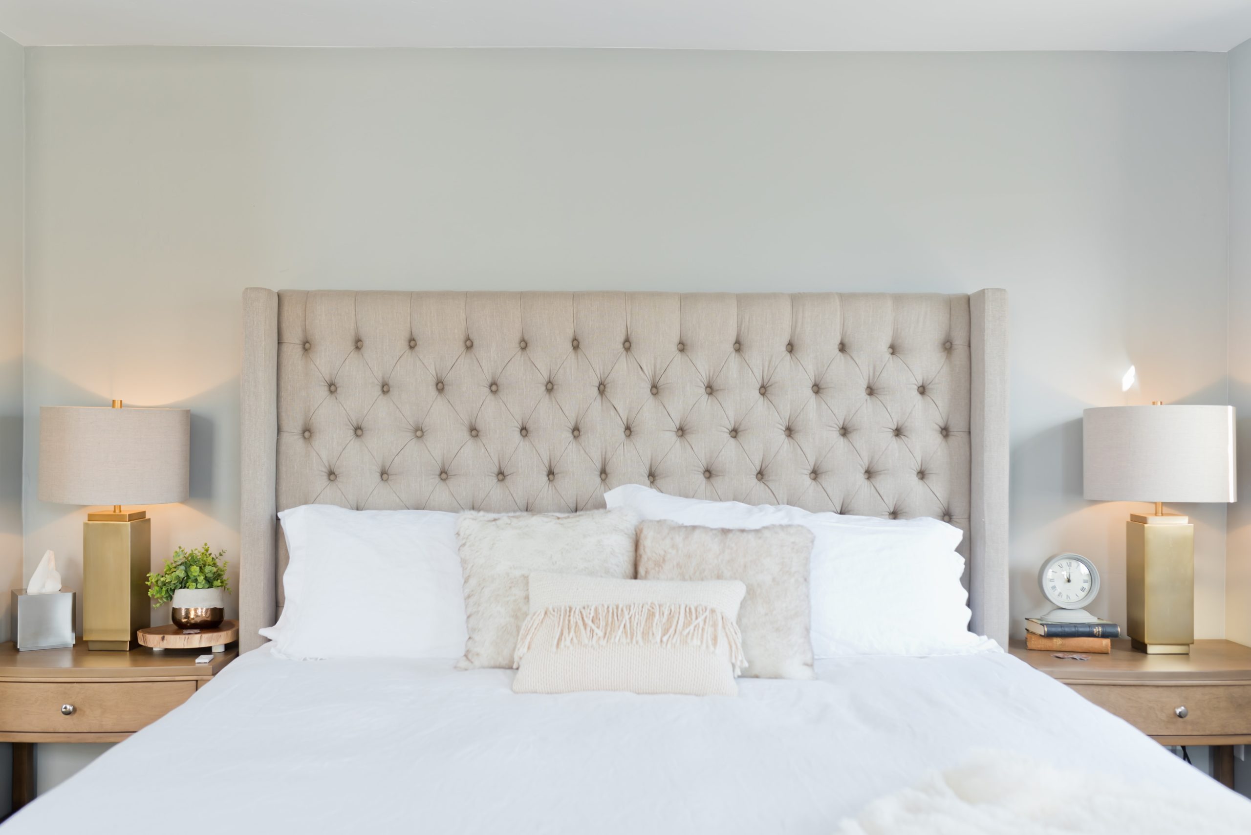Szállodai ágy fehér ágyneművel